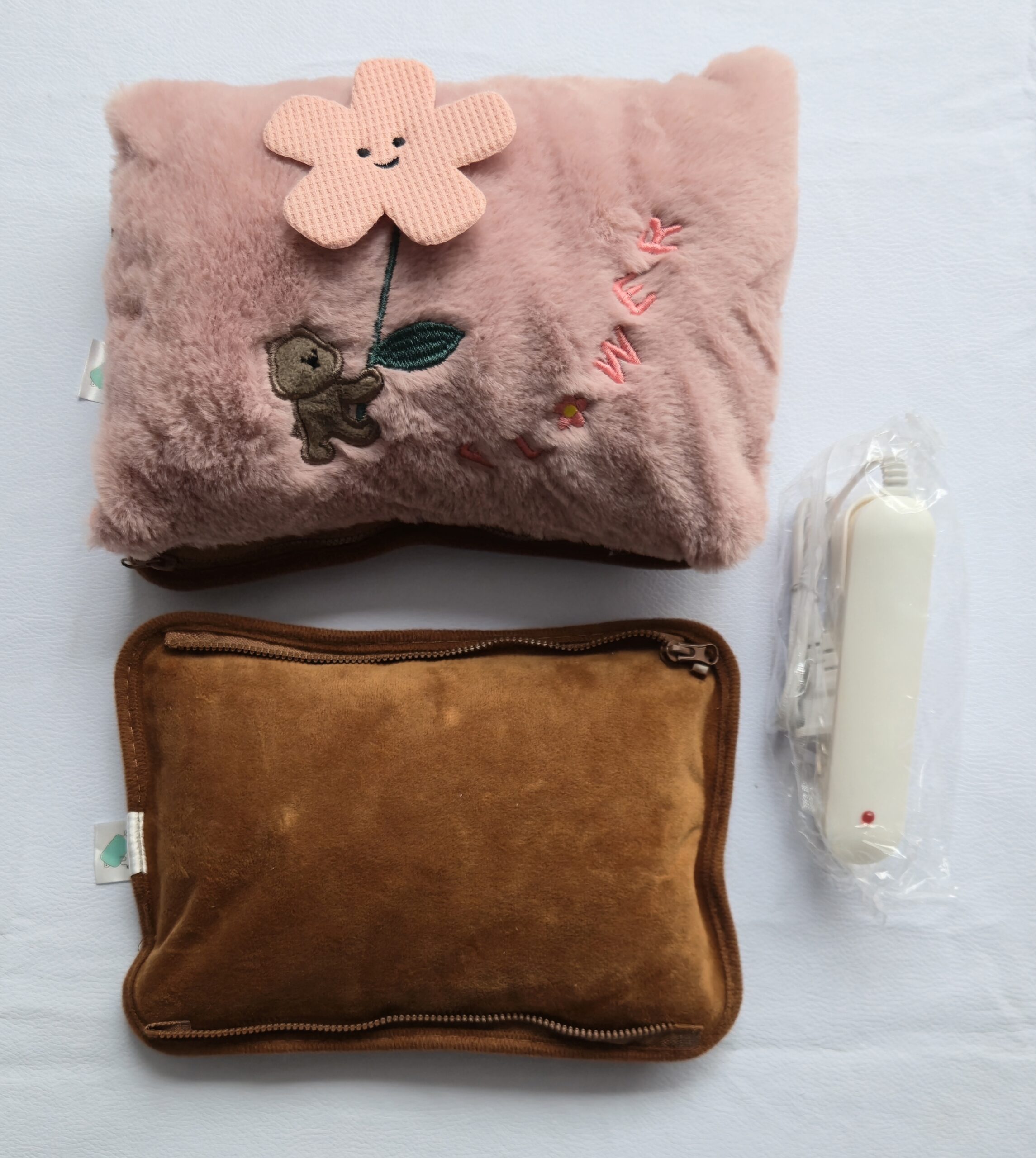 Bolsa eléctrica modelo afelpado con cierres– diseño osito con flor. Para variaciones de color dar clic. - Imagen 2