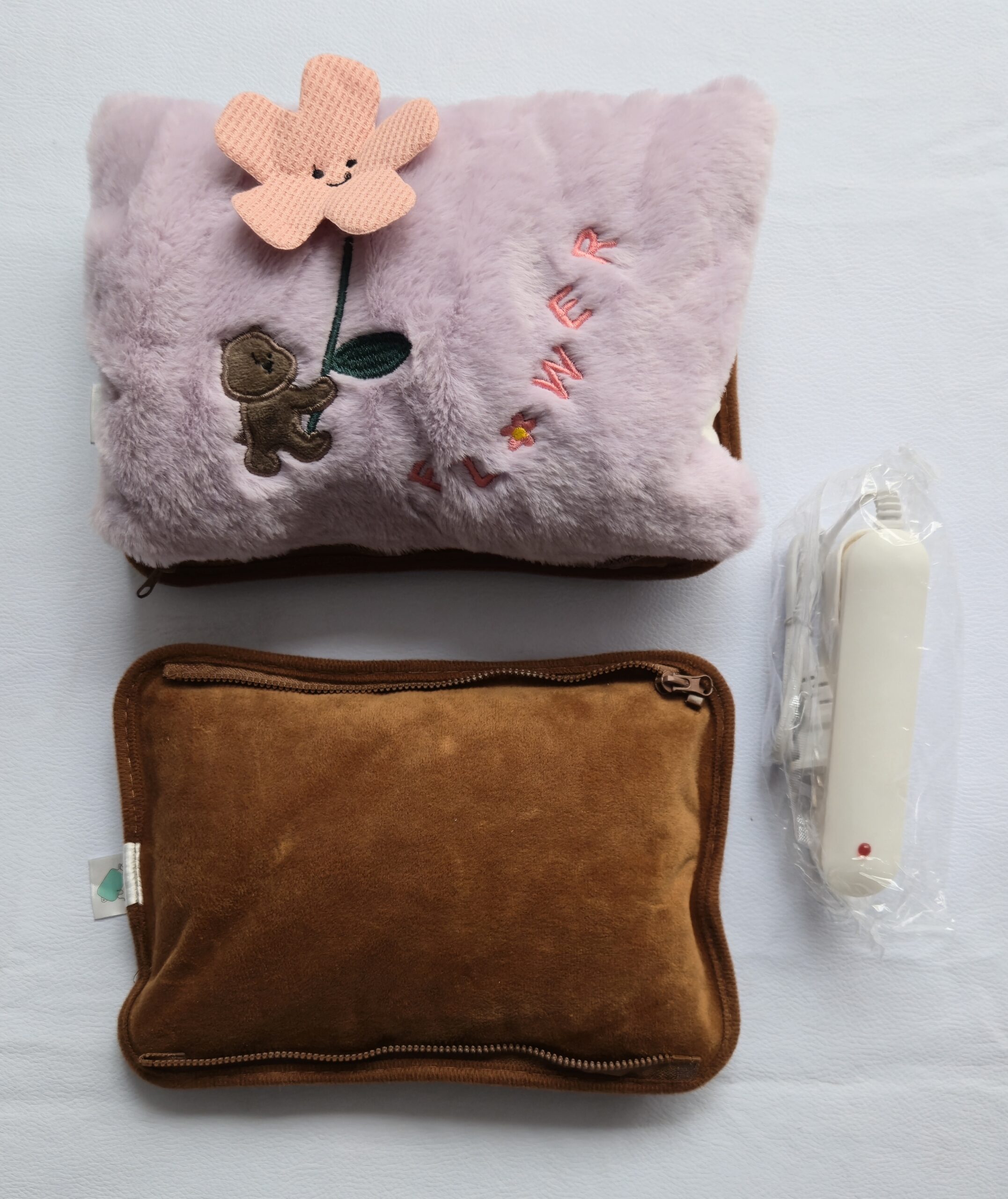 Bolsa eléctrica modelo afelpado con cierres– diseño osito con flor. Para variaciones de color dar clic. - Imagen 3