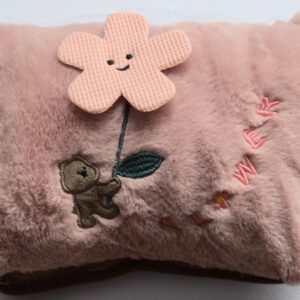 Bolsa eléctrica modelo afelpado con cierres– diseño osito con flor. Para variaciones de color dar clic.