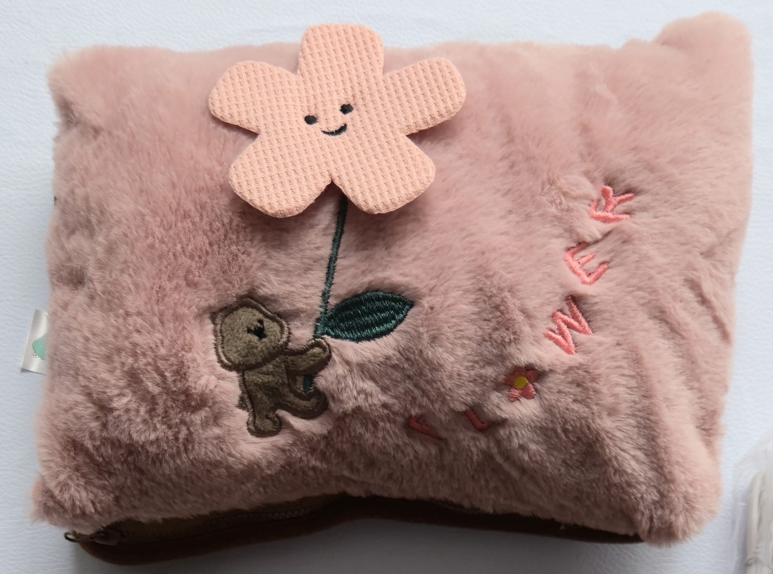 Bolsa eléctrica modelo afelpado con cierres– diseño osito con flor. Para variaciones de color dar clic.